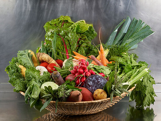 Histaminarme Ernährung Korb gefüllt mit Gemüse KfN München
