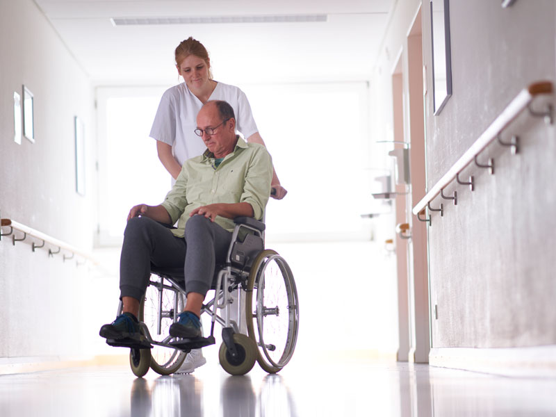 Neurologische Erkrankungen Patient im Rollstuhl KfN München