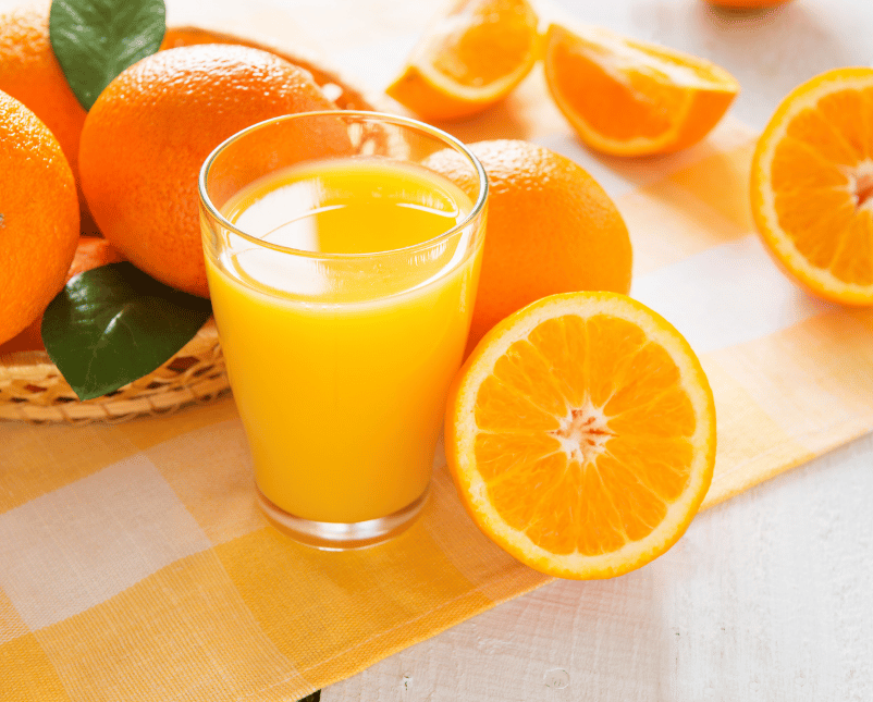 Ein Glas mit frisch gepresstem Orangensaft für das Immunsystem