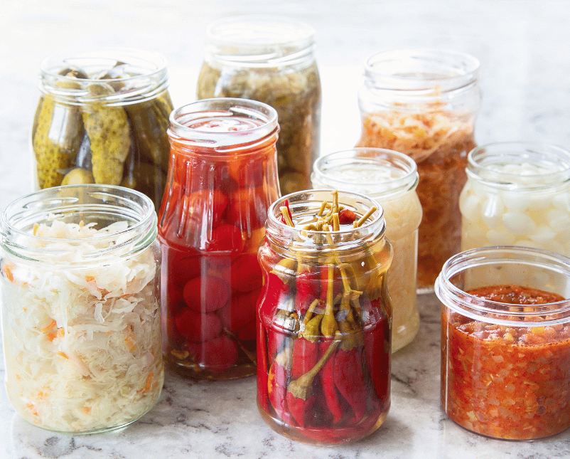 Verschiedene fermentierte Lebensmittel in Einweggläsern