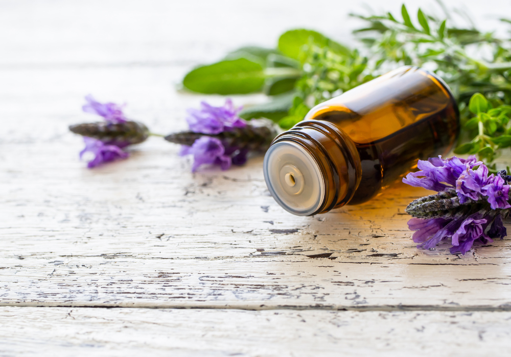 Aromaöl in einer kleinen Flasche.