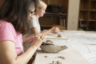 Zwei Frauen basteln bei der Kunsttherapie