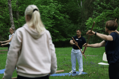 Gruppe macht Bewegungstherapie in der Natur