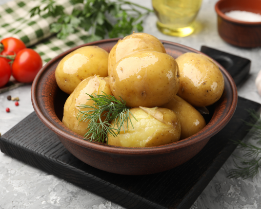 Teller mit Kartoffeln