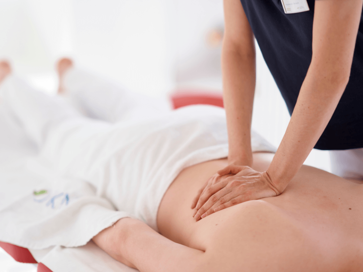 Person bei der Physiotherapie.
