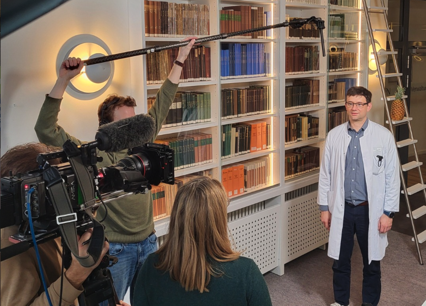 Video-Team interviewt einen Arzt