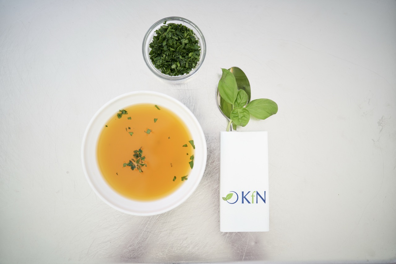 Heilfasten-Suppe auf silbernem Tisch