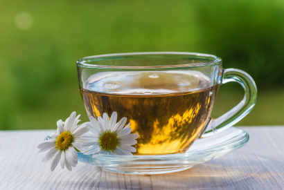 Eine Tasse Tee mit Kamillenblüten