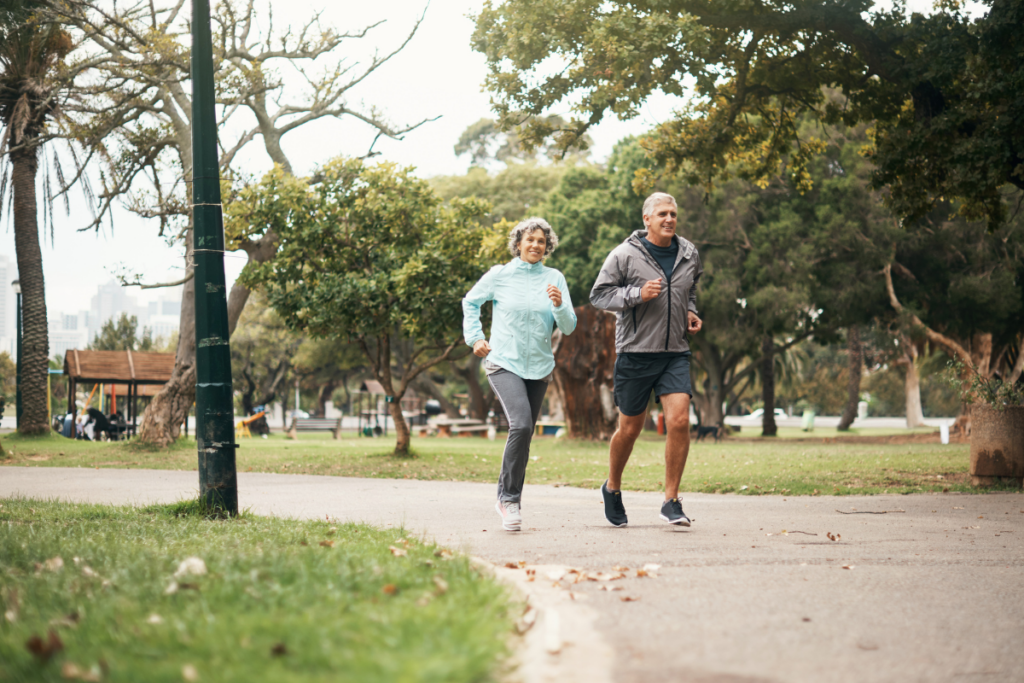 Älteres Paar beim Joggen.